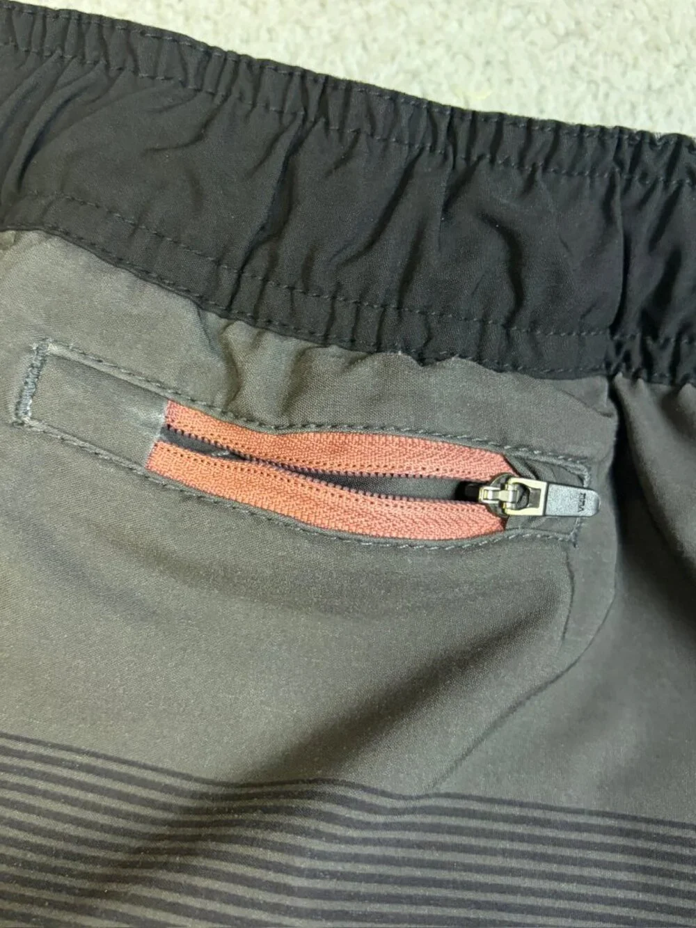 Vuori Athletic Shorts Mens XL Gray Black Workout l Drawstring Zip Pocket Unlined
